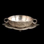 GRANDE TAZZA LOBATA CON PIATTINO IN ARGENTO, CINA, XIX SECOLO