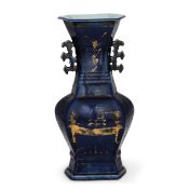 GRANDE VASO ESAGONALE A BALAUSTRO IN PORCELLANA SMALTATA IN BLU CON DECORO IN ORO, CINA, DINASTIA