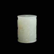 PENDENTE CILINDRICO IN GIADA BIANCA CON ISCRIZIONE E PERSONAGGIO A RILIEVO, CINA, DINASTIA QING