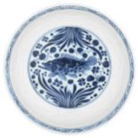 GRANDE PIATTO IN PORCELLANA BIANCA E BLU IN STILE YUAN, CINA, XX SECOLO