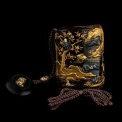 RARO INRO A QUATTRO CASSETTI IN LEGNO LACCATO NERO, ORO, ROSSO E MADREPERLA, CON I SEGNI ZODIACALI,