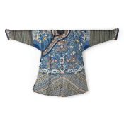 ABITO DI CORTE IN SETA BLU, KESI, CON DECORO DI DRAGHI, CINA, TARDA DINASTIA QING