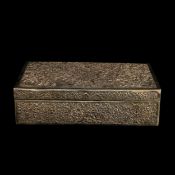 GRANDE SCATOLA CON COPERCHIO IN ARGENTO CON DECORO FLOREALE A RILIEVO, CINA, META' XIX SECOLO