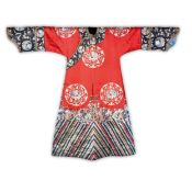 ABITO DA CORTE FEMMINILE IN SETA ROSSA RICAMATO A FENICI, CINA, XIX SECOLO