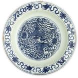 RARO E GRANDE PIATTO IN PORCELLANA BIANCA E BLU, CINA, DINASTIA MING, EPOCA JIAJING (1522-1566)