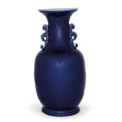 RARO E GRANDE VASO A BALAUSTRO IN PORCELLANA SMALTATA IN BLU, CINA, DINASTIA QING, INIZIO XIX SECOLO