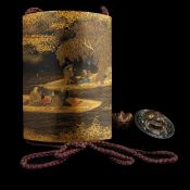 INRO A QUATTRO CASSETTI IN LEGNO LACCATO NERO, ORO E COLORI, GIAPPONE, PERIODO EDO (1615-1868), XIX