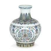 RARO VASO DI FORMA HU IN PORCELLANA DOUCAI, CINA, DINASTIA QING, MARCHIO A SIGILLO QIANLONG