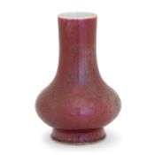RARO VASO A BOTTIGLIA IN PORCELLANA SMALTATA ROSSA TIPO PEACHBLOOM, CINA, DINASTIA QING, MARCHIO A