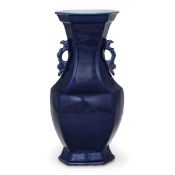 GRANDE VASO ESAGONALE IN PORCELLANA SMALTATA IN BLU, CINA, DINASTIA QING, INIZIO DEL XIX SECOLO