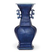 GRANDE VASO ESAGONALE IN PORCELLANA SMALTATA IN BLU, CINA, DINASTIA QING, INIZIO DEL XIX SECOLO
