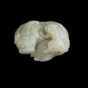 GRUPPO IN GIADA BIANCA, RAFFIGURANTE LEONE BUDDHISTA CON CUCCIOLO, CINA, XVIII - XIX SECOLO