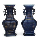 COPPIA DI BEI VASI A BALAUSTRO ESAGONALI IN PORCELLANA SMALTATA IN BLU CON DECORO IN ORO, CINA,