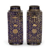 RARA E FINE COPPIA DI VASI IN PORCELLANA DI FORMA CONG SMALTATI IN BLU E DECORATI IN ORO CON I