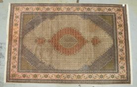 T&auml;briz, mittelfeine Kn., gleichm. geblichen - Flor in gutem Zustand; Ma&szlig;e 302 x 204 cm