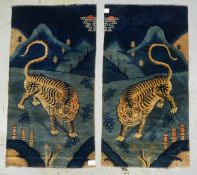 2 antike Pao Tao-'Tigerteppiche', Wolle auf Baumwolle, spiegelgleich; Ma&szlig;e je 180 x