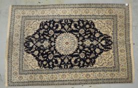 Nain, mittelfeine Kn&uuml;pfung, gleichm&auml;&szlig;iger Flor - guter Zust.; Ma&szlig;e 298 x 195 c