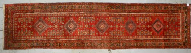 Garajeh-Galerie, feste Kn., verst&auml;rkte Kanten, hochflorig - guter Zust.; Ma&szlig;e 447 x 109 c