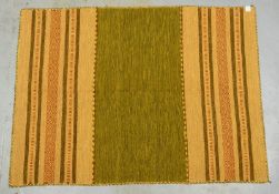 Webteppich (Marokko), Streifenmuster in warmen Farbt&ouml;nen, im Zopfmuster umkettelt