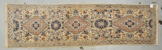 Nain-Galerie, mittelfeine Kn&uuml;pfung, Flor in annehmbarem Zustand; Ma&szlig;e 292 x 81 cm