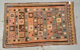 Kelim, in insgesamt guter Erhaltung; Ma&szlig;e 221 x 137 cm