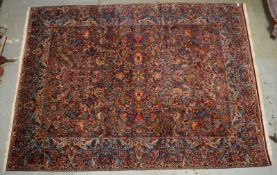 Kirman-Lavar, violetter Fond mit Bl&uuml;ten- und Rankenmotiven, ringsum komplett, guter Zust.