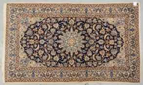 Nain, mittelfeine bis feine Kn., mit Seidenanteilen, guter Zust.; Ma&szlig;e 216 x 128 cm