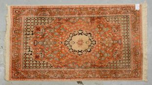 Kashmir-Seidenbr&uuml;cke, mittelfeine bis feine Kn&uuml;pfung, guter Zust.; Ma&szlig;e 163 x 93 cm