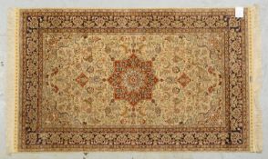 Hereke, Seide auf Seide, sehr feine Kn., fast 1 Mio. Knoten/qm, stellenweise Goldbrokat