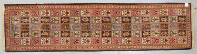 Orientgalerie (Iran), mittelfeine Kn., Feldermuster, hoher dichter Flor; Ma&szlig;e 298 x 76 cm