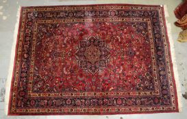 Mesched, mittelfeine Kn&uuml;pfung, in insgesamt annehmbarem Zustand; Ma&szlig;e 397 x 295 cm