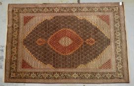 T&auml;briz-Mahi, mit Seidenanteilen, mittelfeine Kn., guter Zust.; Ma&szlig;e 288 x 198 cm