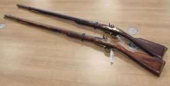 Two model flintlock guns (suitable for decoration), max l. 149 cm (2)