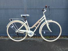 Indi Classic cream town bike