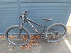 Carrera Valour mountain bike with SR Suntour front suspension forks