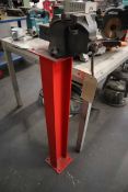 Record 1 tonne engineer's vice on pedestal