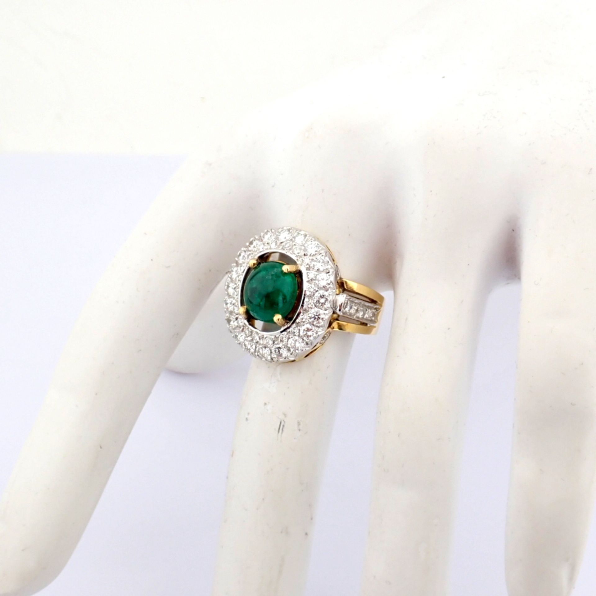 18K Yellow Gold Cluster Ring Detailed With Vibrant Emerald and Brilliant Diamonds - Image 2 of 11