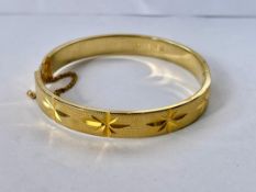 Gorgeous Vibrant 18ct Rolled Gold Hinged Diamond Cut Bangle