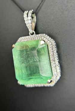 Beautiful 19.58 ct Natural Columbian Emerald With Natural Diamonds & 18k Gold