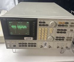 HP 3562A Dynamic Signal Analyzer Electronic Test Equipment.