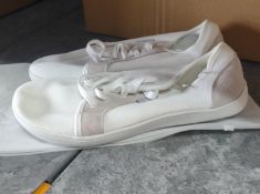 Hobibear White Shoes Size 46 EU - EST £15 - U2-BOX 68