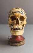 Totenschädel / Schwurschädel auf Standfuß (18. Jh.), Memento mori