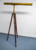Großes Fernrohr auf Holzstativ (England, 19. Jh.)