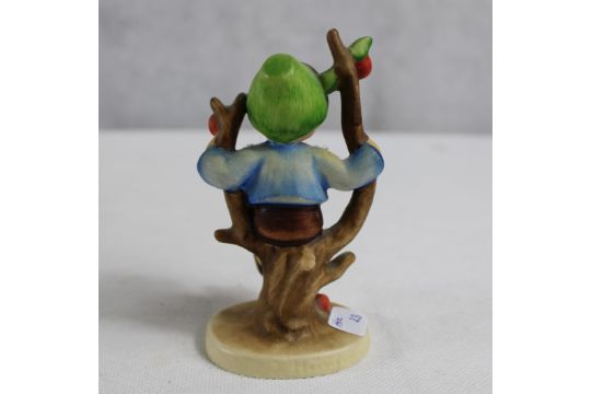 Hummelfigur sitzender Knabe auf Ast ca. 10 cm - Bild 2 aus 3