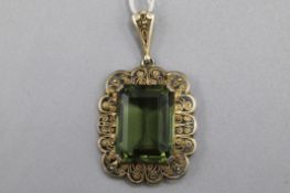 Anhänger 835 Silber vergoldet mit grünem Glas Stein 1. H. 20 Jh.
