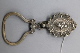Beschließerring Rockstecker mit Putto um 1900
