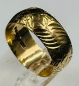 An ornate 9ct gold wedding style band, approximate size T and weight 6g