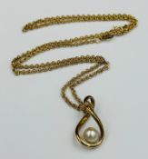 A 9ct gold necklace with twisted gold with inset pearl pendant, approximate weight 7g