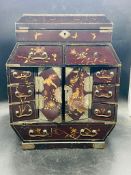 Chinese lacquerware jewellery cabinet (H38cm W30cm D16cm)