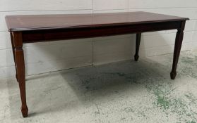 An Edwardian style mahogany coffee table (H46cm W111cm D51cm)